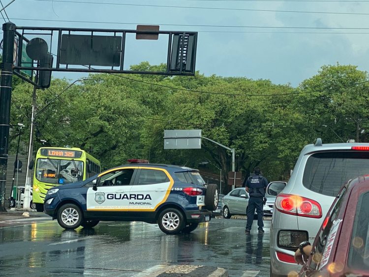 Temporal derruba árvores e arranca telhados em Ciudad del Este