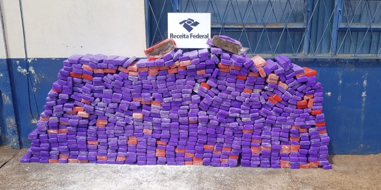 Receita apreende cerca de meia tonelada de maconha em tonéis com tripa de porco