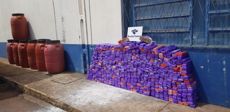 Receita apreende cerca de meia tonelada de maconha em tonéis com tripa de porco