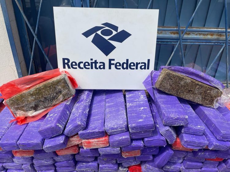 Receita apreende cerca de meia tonelada de maconha em tonéis com tripa de porco