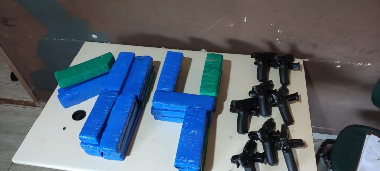 Drogas e armas com destino a Curitiba são apreendidas pela PM