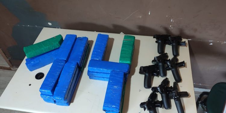 Drogas e armas com destino a Curitiba são apreendidas pela PM