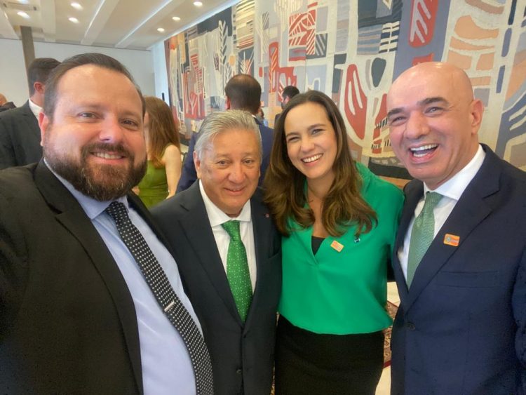 Presidente  Bolsonaro recebe livro que conta história dos 80 anos da Capitania Fluvial do Rio Paraná