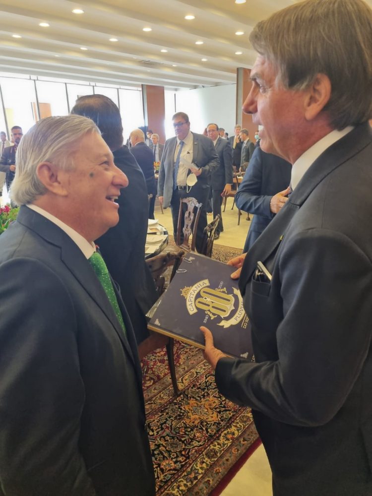 Presidente Bolsonaro recebe livro que conta história dos 80 anos da Capitania Fluvial do Rio Paraná