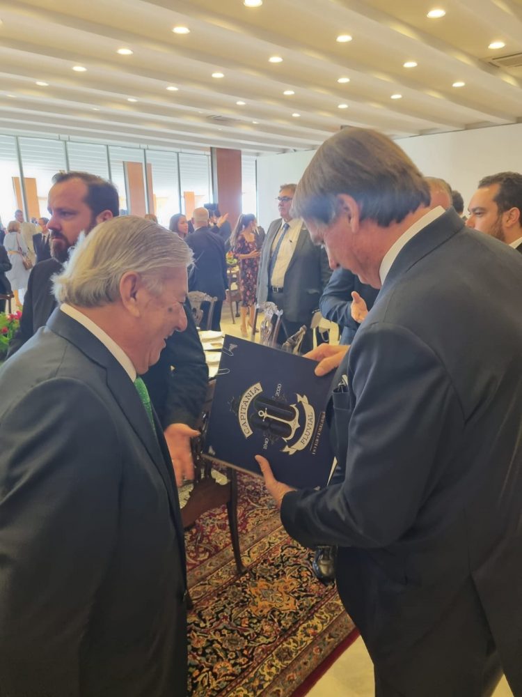 Presidente  Bolsonaro recebe livro que conta história dos 80 anos da Capitania Fluvial do Rio Paraná