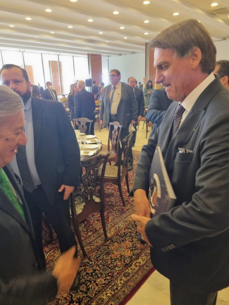 Presidente  Bolsonaro recebe livro que conta história dos 80 anos da Capitania Fluvial do Rio Paraná