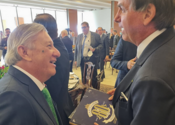Presidente  Bolsonaro recebe livro que conta história dos 80 anos da Capitania Fluvial do Rio Paraná