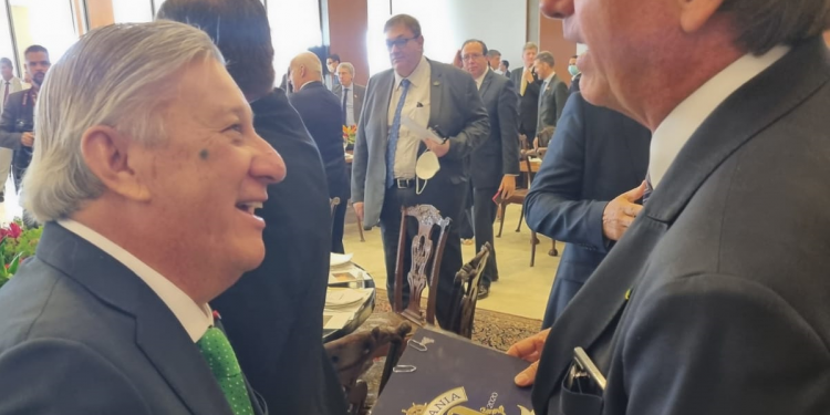 Presidente  Bolsonaro recebe livro que conta história dos 80 anos da Capitania Fluvial do Rio Paraná
