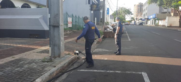 Caminhão rompe cabos de telefonia na Rua Benjamin Constant