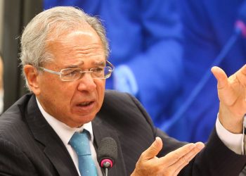 Governo avalia reduzir imposto para estimular indústria, diz ministro