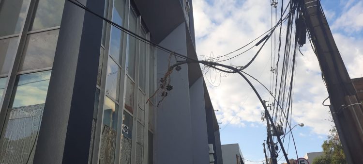 Caminhão rompe cabos de telefonia na Rua Benjamin Constant