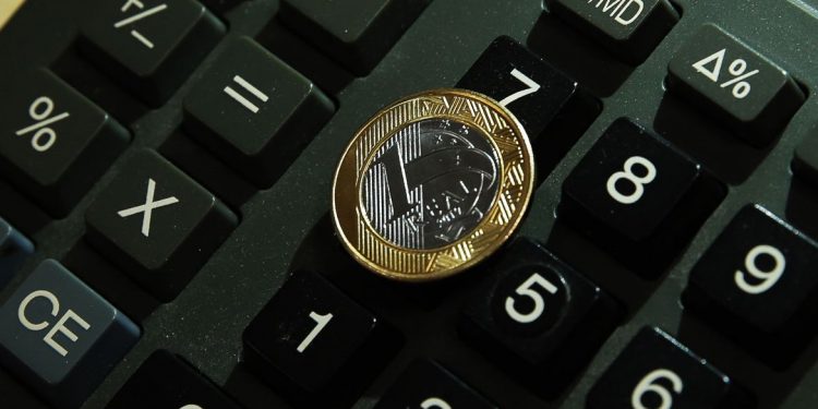 Número de endividados cai 0,2 ponto percentual em janeiro, diz CNC