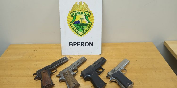 Rapaz é preso com armas atadas nas pernas em ônibus