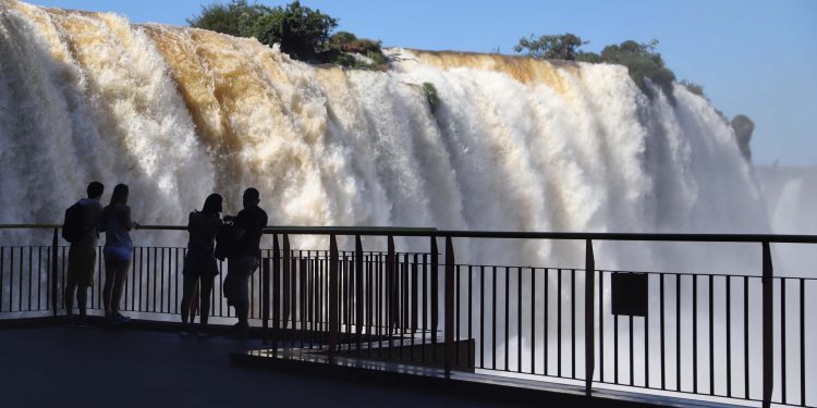 Turismo cresce 13,7% no Paraná em 2021