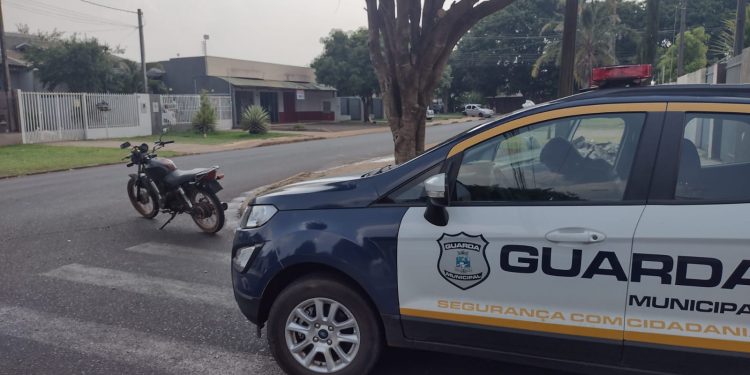 Homem é detido sem CNH e moto sem placa