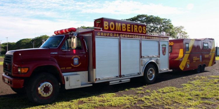 Paraná envia bombeiros especializados e cães de faro para auxiliar nos trabalhos em Petrópolis