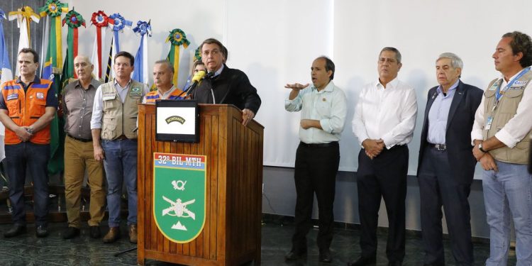 “Cenário quase de guerra”, diz presidente após sobrevoar Petrópolis