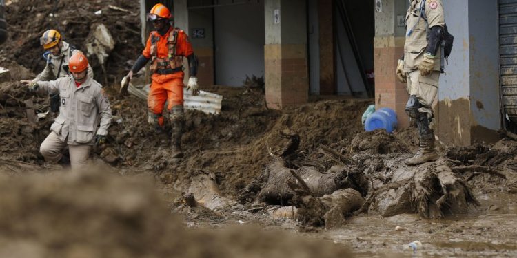 Bombeiros atualizam número de mortos em Petrópolis para 176