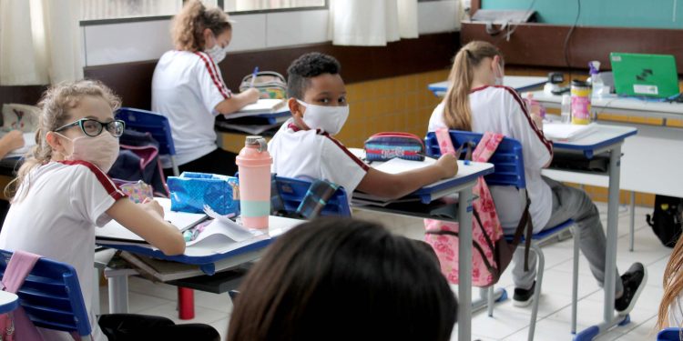 Aulas presenciais na rede estadual de ensino retornam hoje