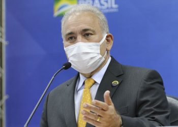 Ministro pede aos pais que levem seus filhos para vacinar contra covid