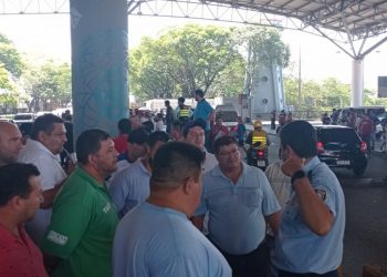 Taxistas paraguaios pedem que caminhões não parem na Ponte da Amizade