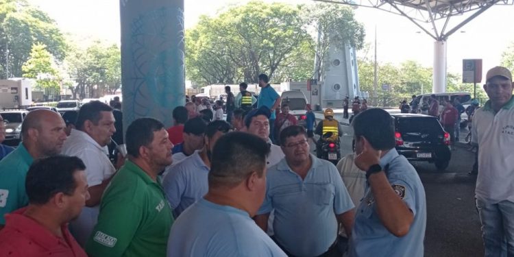 Taxistas paraguaios pedem que caminhões não parem na Ponte da Amizade