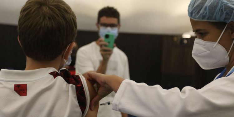 Queda da imunidade da vacina é menor em infectados antes do uso