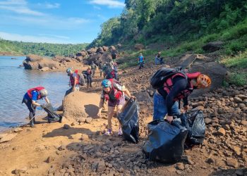 Voluntários recolhem entulho durante ação ambiental no Rio Iguaçu