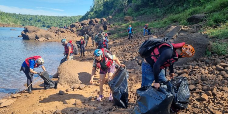 Voluntários recolhem entulho durante ação ambiental no Rio Iguaçu