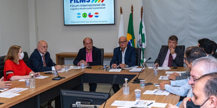 Ministro debate em Foz do Iguaçu soluções para a logística nas Três Fronteiras