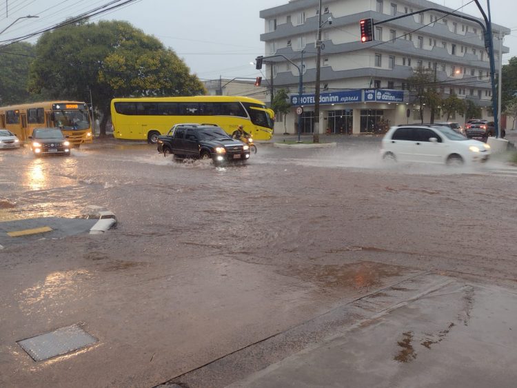Chuva com acumulado de 100 mm alaga ruas em Foz do Iguaçu
