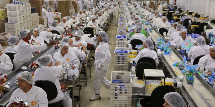 BC: economia recua quase 1% em janeiro