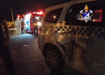 Acidente entre moto e táxi deixa piloto ferido na BR 277, em Foz