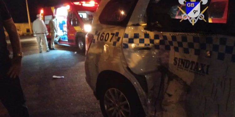 Acidente entre moto e táxi deixa piloto ferido na BR 277, em Foz