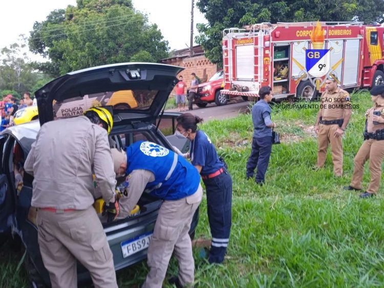 Carro perde o freio e mulher fica ferida ao bater em muro