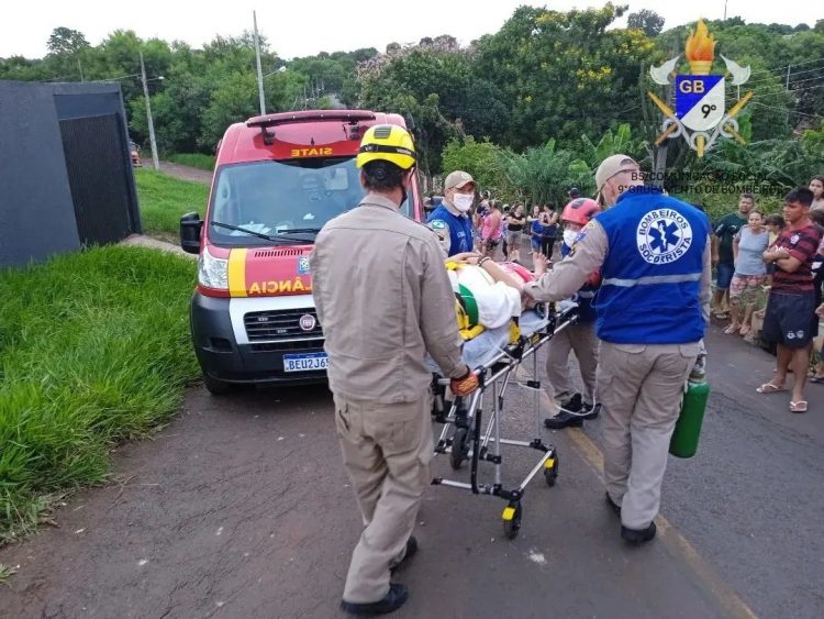 Carro perde o freio e mulher fica ferida ao bater em muro