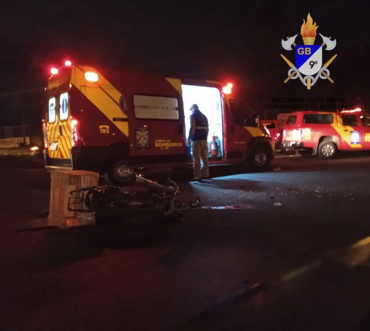 Acidente entre moto e táxi deixa piloto ferido na BR 277, em Foz