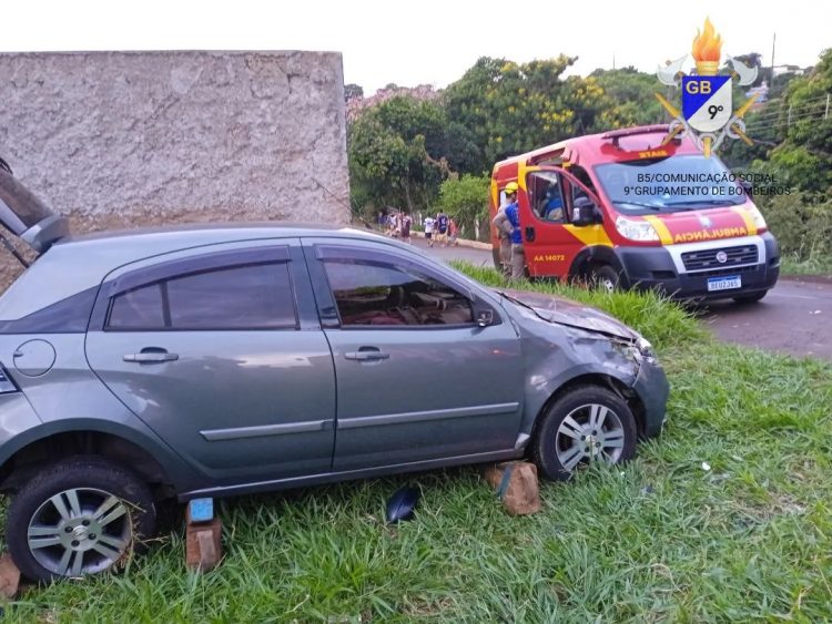 Carro perde o freio e mulher fica ferida ao bater em muro