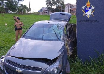 Carro perde o freio e mulher fica ferida ao bater em muro