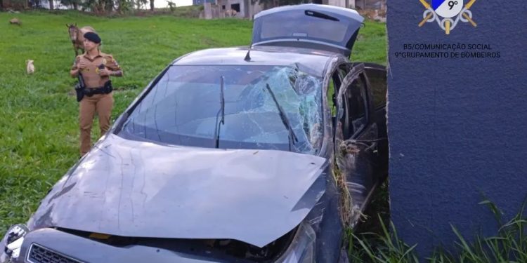 Carro perde o freio e mulher fica ferida ao bater em muro