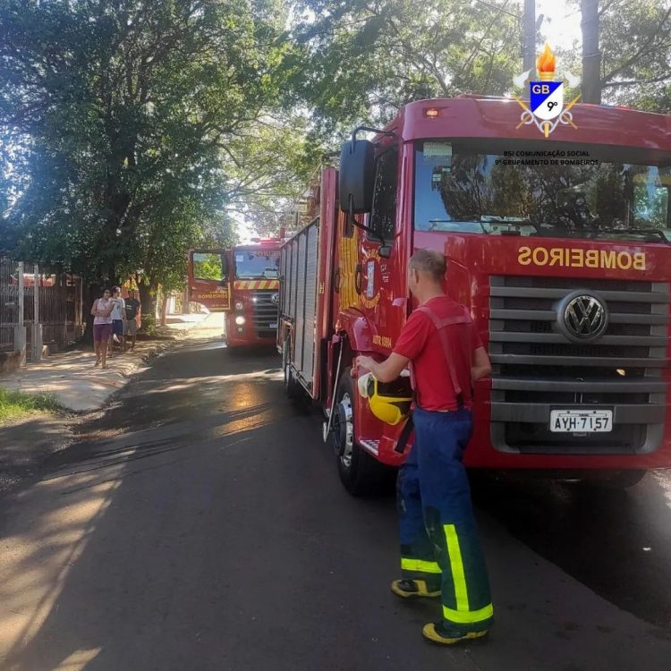 Bombeiros combatem incêndio em casa do Morumbi