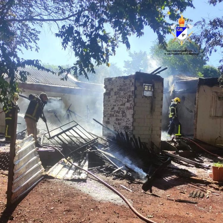 Bombeiros combatem incêndio em casa do Morumbi