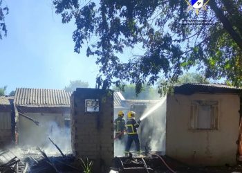 Bombeiros combatem incêndio em casa do Morumbi