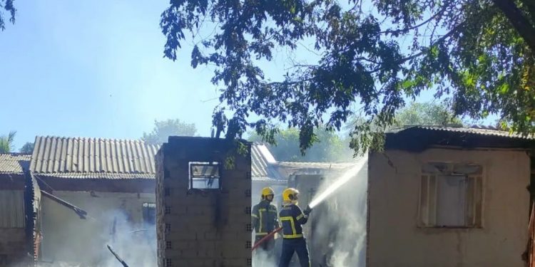 Bombeiros combatem incêndio em casa do Morumbi