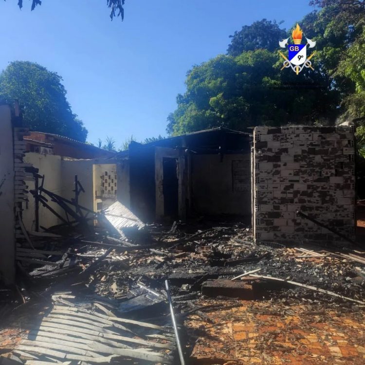 Bombeiros combatem incêndio em casa do Morumbi