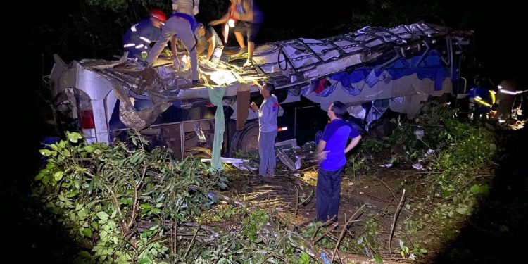 Acidente com ônibus deixa 10 mortos e 21 feridos em Sapopema