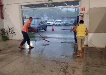 Chuva alaga prédio de secretarias da prefeitura de Foz do Iguaçu