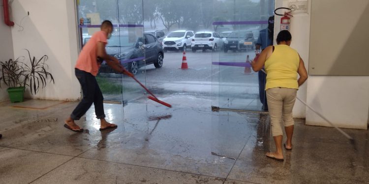 Chuva alaga prédio de secretarias da prefeitura de Foz do Iguaçu