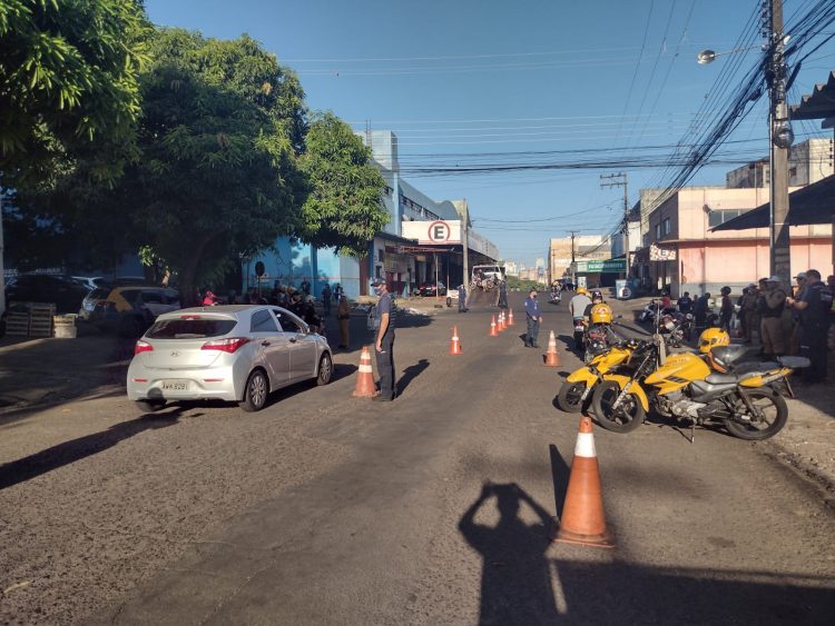 Foztrans faz operação de fiscalização à motocicletas na Vila Portes