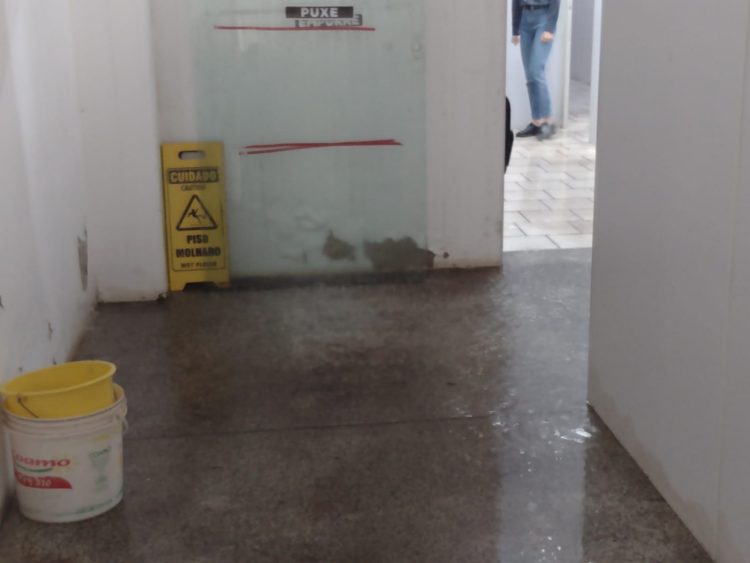 Chuva alaga prédio de secretarias da prefeitura de Foz do Iguaçu